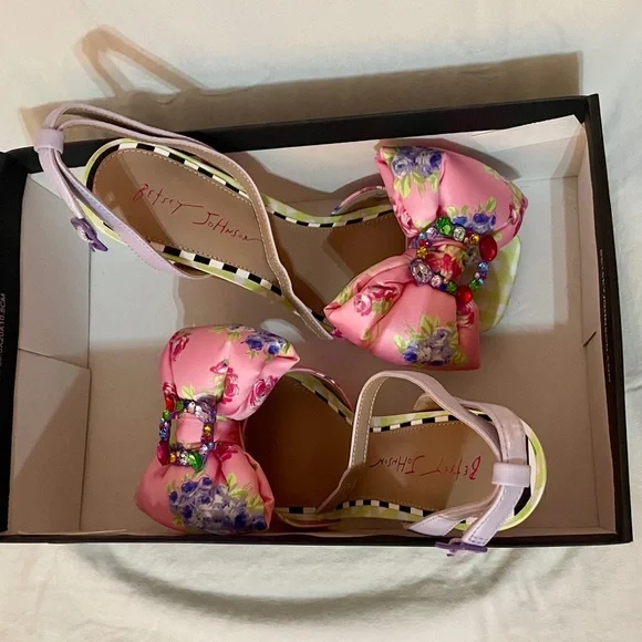 Betsey Johnson Floral Bow Heels - Picture 3 of 8